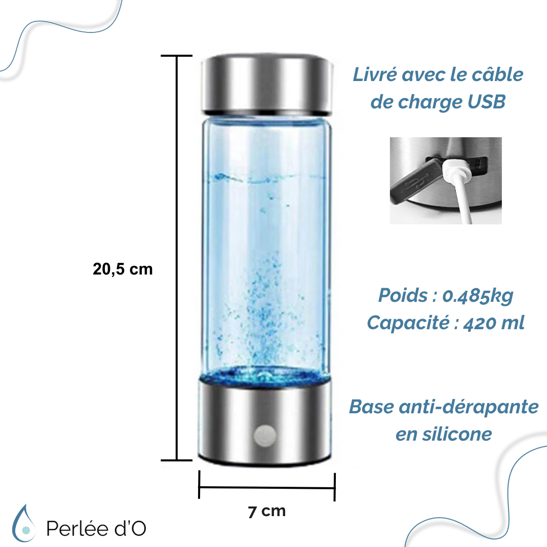 Dimensions et caractéristiques de la gourde génératrice d’hydrogène Perlée d’O™ : hauteur de 20,5 cm, diamètre de 7 cm, capacité de 420 ml et poids de 0,485 kg. Livrée avec un câble de charge USB et une base en silicone anti-dérapante.