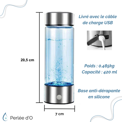 Dimensions et caractéristiques de la gourde génératrice d’hydrogène Perlée d’O™ : hauteur de 20,5 cm, diamètre de 7 cm, capacité de 420 ml et poids de 0,485 kg. Livrée avec un câble de charge USB et une base en silicone anti-dérapante.